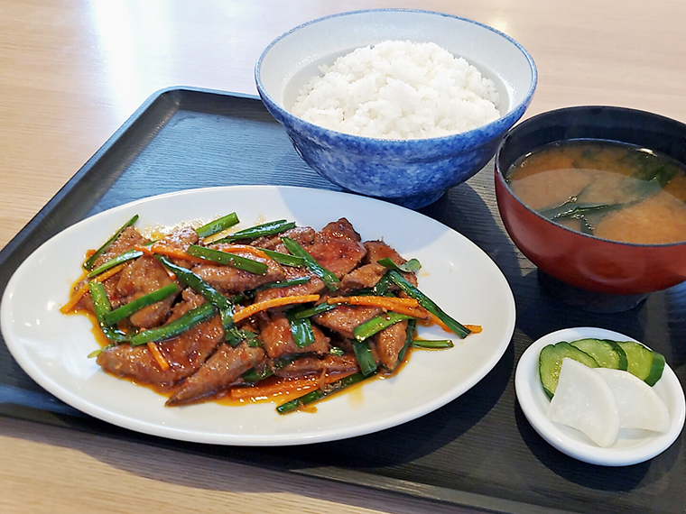 散りばめられた緑とオレンジも美しい「B定食」（750円）