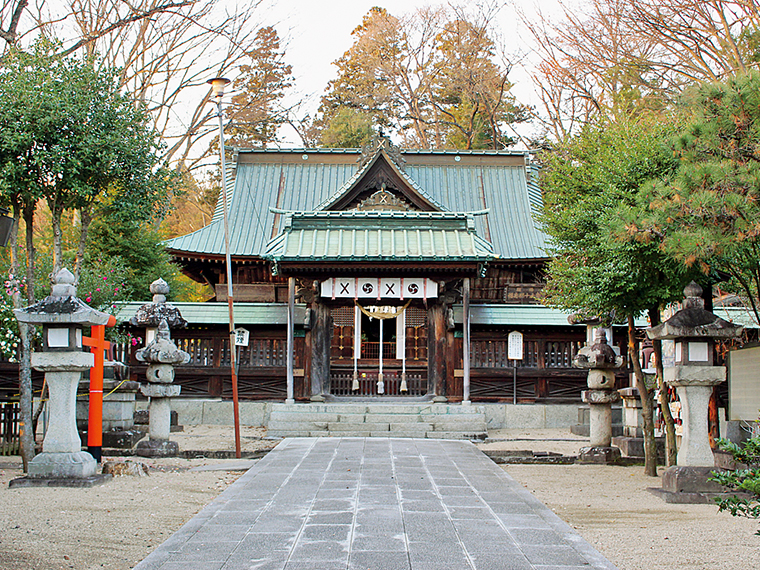 厳かな雰囲気の本殿。心を穏やかに参拝しよう