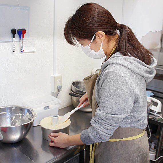 「ミナモカフェ」のふわふわのシフォンケーキはここで作られる。白石の「竹鶏たまご」や「太白ごま油」など厳選した食材を使用。拡張剤や保存料などは使用しないから、子どもや健康に気をつかう方も安心