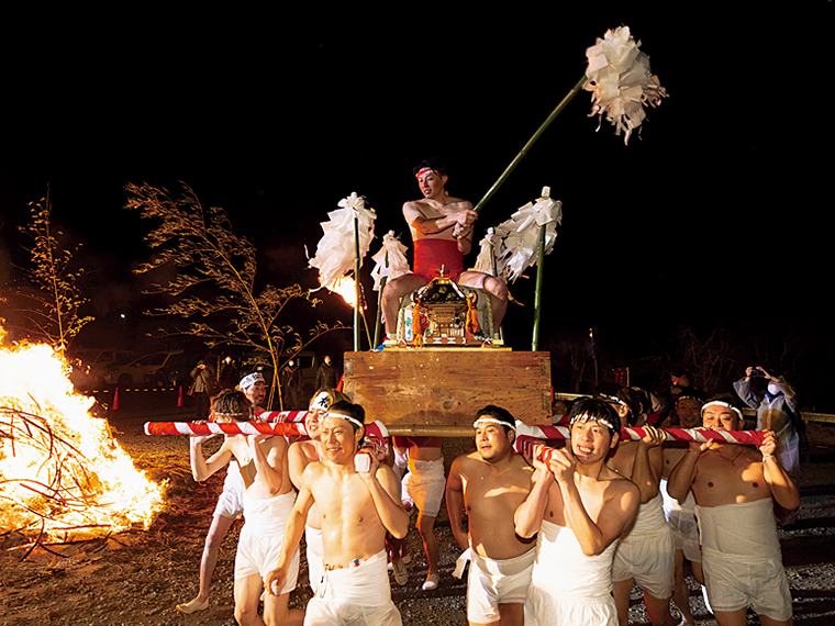 東北の守り神とされる毘沙門天のお祭りである「初寅祭」。2023年に続き青年裸御輿や招福開運大福銭まきも行われる