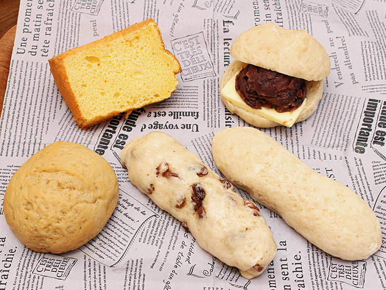 写真左上から時計回りに、シフォンケーキ（300円）、「あんバター」（300円）、玄米パン・プレーン（150円）・レーズン・黒糖（各200円）