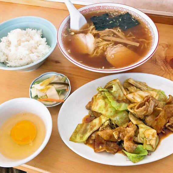 「ラーメン定食」（530円）に単品おかずを添えても1,000円以下のミラクル（部員提供）