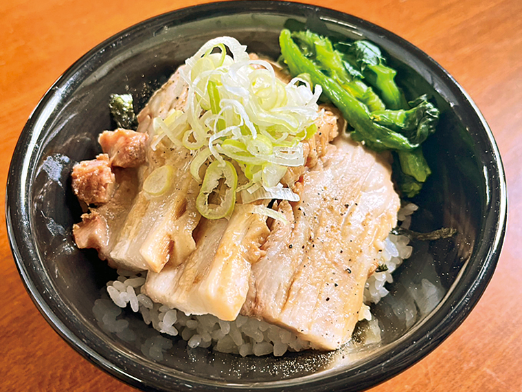 ラーメンと一緒に食べたい「豚バラチャーシュー丼」（350円）。ホロホロのチャーシューとご飯の相性が抜群！