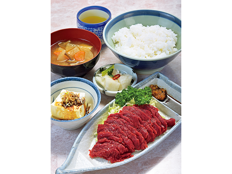 「馬刺し定食」（1,000円）。馬刺しは一人前60gほどと食べ応え十分。柔らかく、さっぱりと食べられるため、女性やお年寄りでも完食してしまうそう