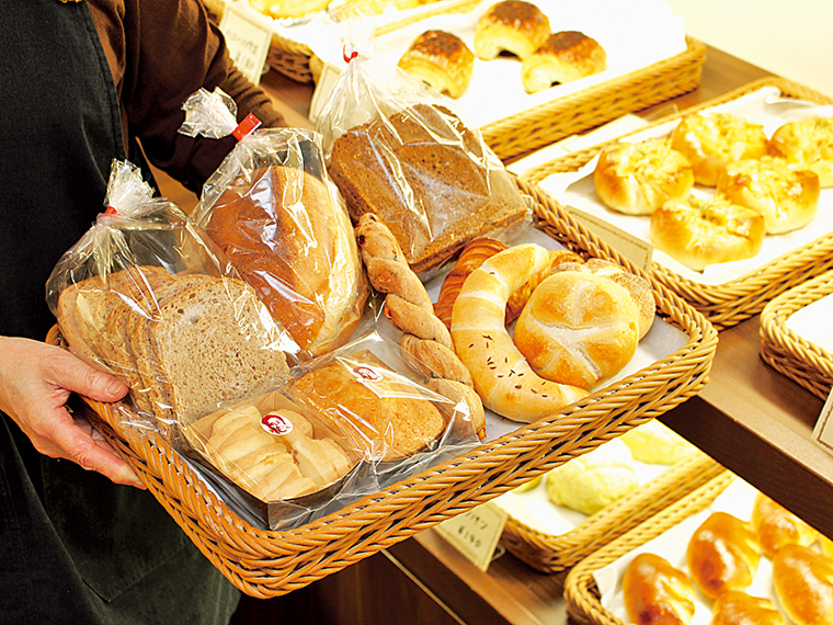 「プンパニッケル」（290 円）、「ドイツコッペ」（240円〜）などドイツパンは約25種。久男氏の愛称“チャーさん”を冠した焼き菓子も