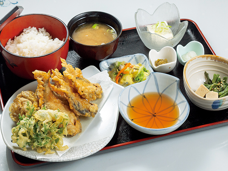 「赤はら天ぷら定食」（1,200円）。赤はら3匹分と、季節で変わる天ぷらの盛り合わせ。2代目店主の山菜畑で採れた山菜もふんだんに使っている
