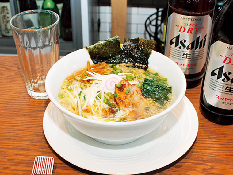 鶏ガラスープと背油パンチが効く「背油醤油ラーメン」（900円）。休日にはビールと一緒にどうぞ