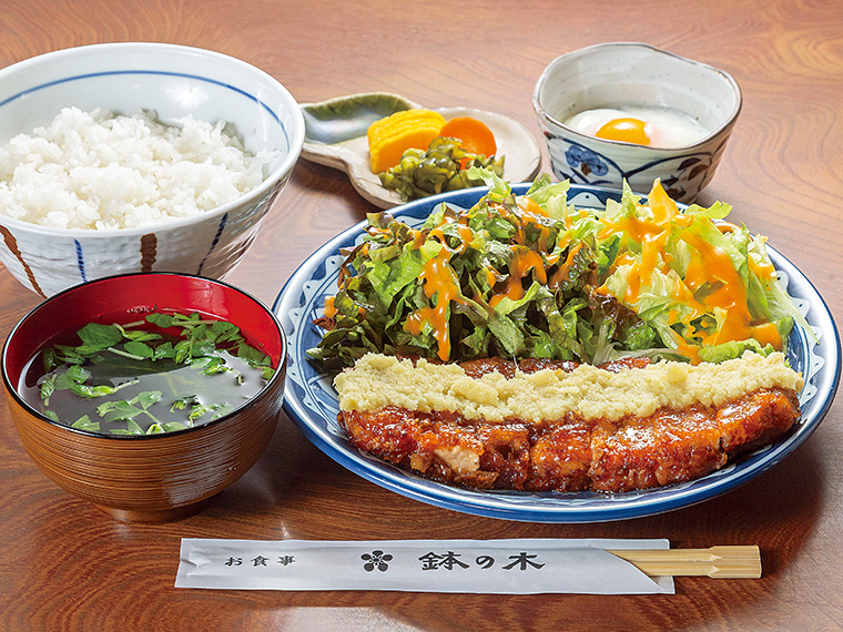 「生姜焼き定食（ご飯普通盛り）」（1,700円）。肉は220gと食べ応えがある。ご飯、汁もの、お新香、温泉玉子が付く。ご飯大盛り150円増し、少なめは30円引き