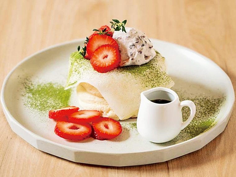 「抹茶といちご あん生クリームのパンケーキ」(1,780円)。抹茶ソースをかけて召し上がれ