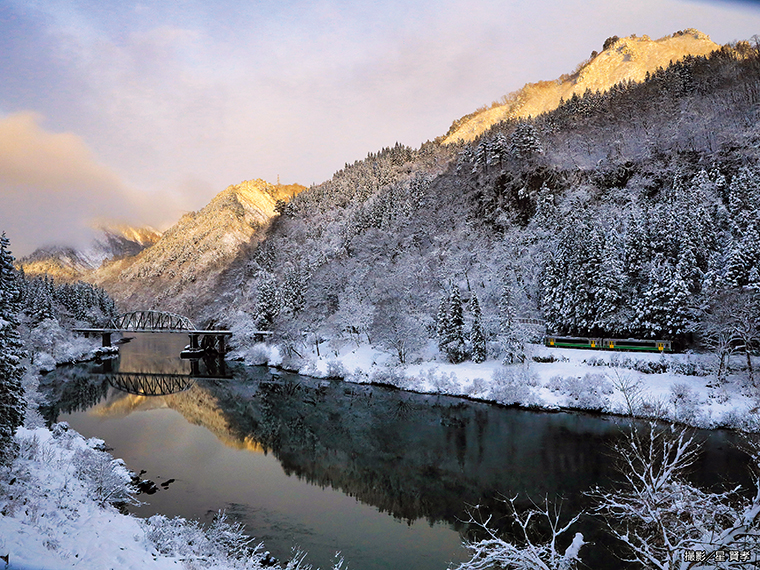 【初冬の雪景色を走る只見線列車（大沼郡金山町水沼）※2021年12月9日撮影】［撮影機種：Canon EOS R5、手持ち撮影、シャッター速度1／1000、F11、絞り優先］