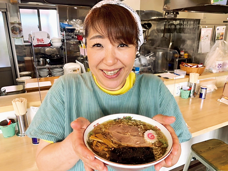 「くってがんしょ。うんまいぞい!!」とじゅんちゃん。手にしているのは「屋台風ラーメン」（750円）