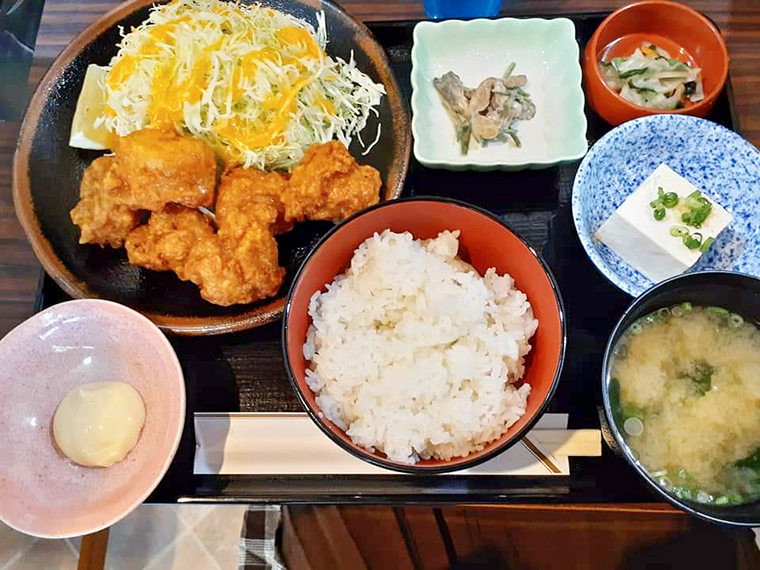 ボリューミーな「からあげ定食」(900円/部員提供)も人気