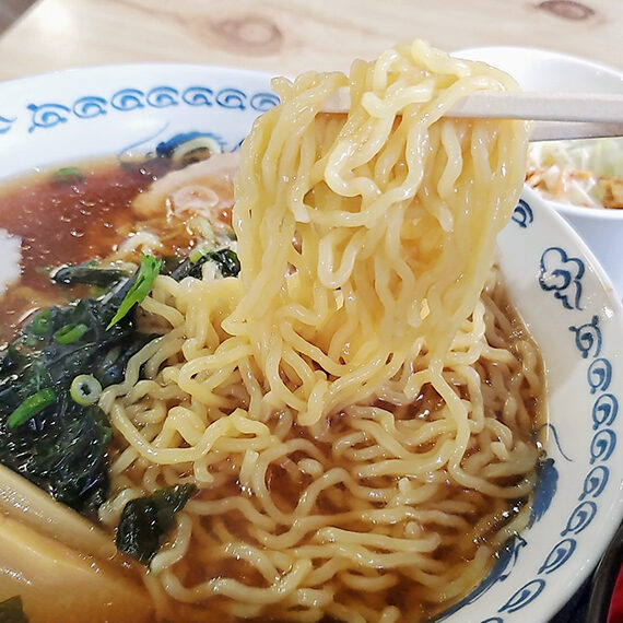 食堂のラーメンを啜るときは、思い出ごと啜っているような気がします