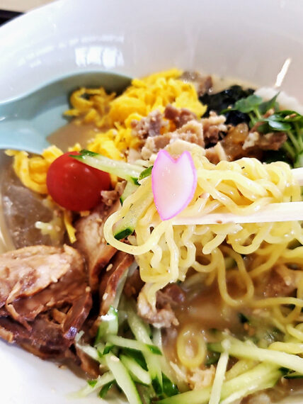 花びらが舞い降りたように美しい、「ゴマだれ冷やし中華」(1,000円)※夏季限定