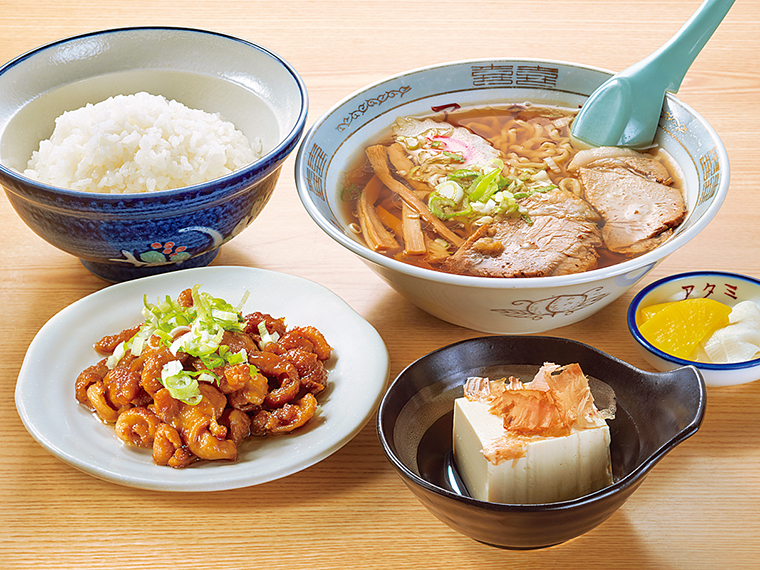 モツ定食とラーメンを味わえる「小モツ定食・小ラーメンセット」（1,100円）。ラーメンは自家製麺で、あっさりスープ。“小”と言えど、ボリュームは大！