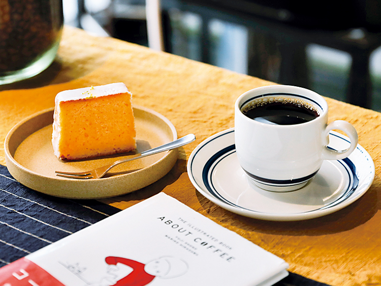 「本日のコーヒー」(550円)と「ウィークエンドシトロン」(400円)。「ウィークエンドシトロン」は、週末に大切な人たちと食べるフランスの伝統的なバターケーキ。こちらの店では毎日提供