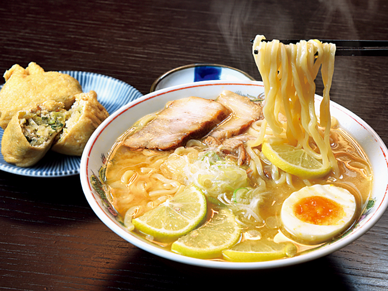 まかないから誕生！酸味が良いアクセントの「みそにこだわったレモンみそラーメン」（900円）と「いなりぎょうざ」（2個380円）