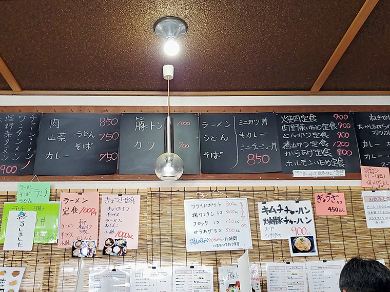 手書きの黒板と貼り紙が一面を覆う様が良いですね※値段は取材時のもの
