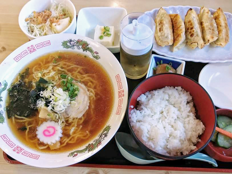 ラーメン定食に匹敵する豪華さの「ぎょうざ定食」（1,400円／部員提供）