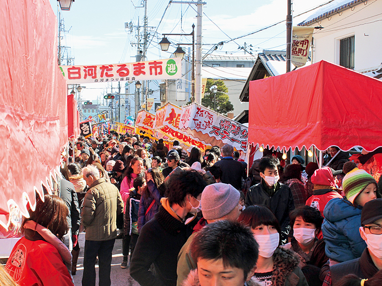 毎年徐々に大きなサイズを買い、繁盛を願うのが習わしでもある。一つひとつ丁寧に描かれただるまは表情が異なる。お気に入りを見つけよう