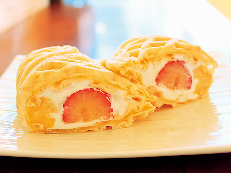 「いちごワッフル」(220円)