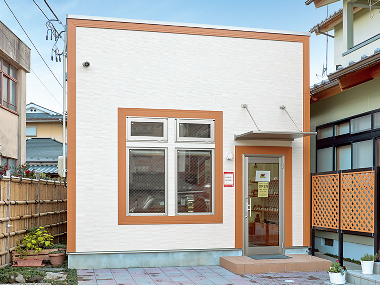 住宅地の中に佇む店は、娘の史依さんと2人で切り盛り。店内に6席設け、イートインができる。テイクアウトも可能
