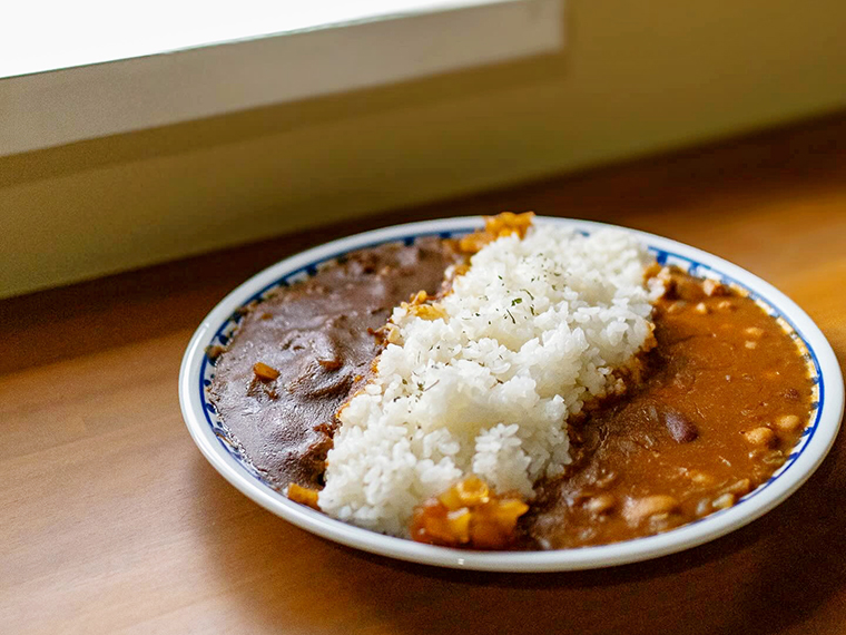 「ジビエカレー」、「ビーンズカレー」のどちらも食べたい方におすすめな「2種盛りカレー」(1,680円)も