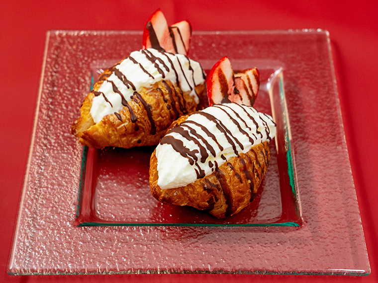「まきばのジャージー」のバレンタイン限定メニューは、「いちごパンdeジェラート」(240円)