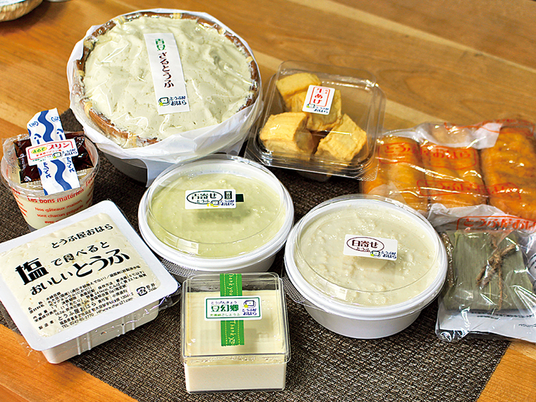 中央が「青寄せ豆腐」(430円)。絹ごし豆腐「豆幻郷」(300円)や「もめん豆腐」(270円)、「厚揚げ」(440円)も人気