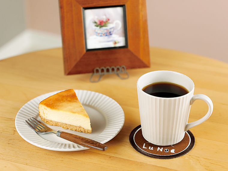 自家焙煎「LuNoaオリジナル」(450円)と「ずっしりベイクドチーズケーキ」(450円)。なめらかな口当たりのチーズケーキ。ザクザク食感のクッキー生地との食感の違いが楽しい。コク深いコーヒーと合う