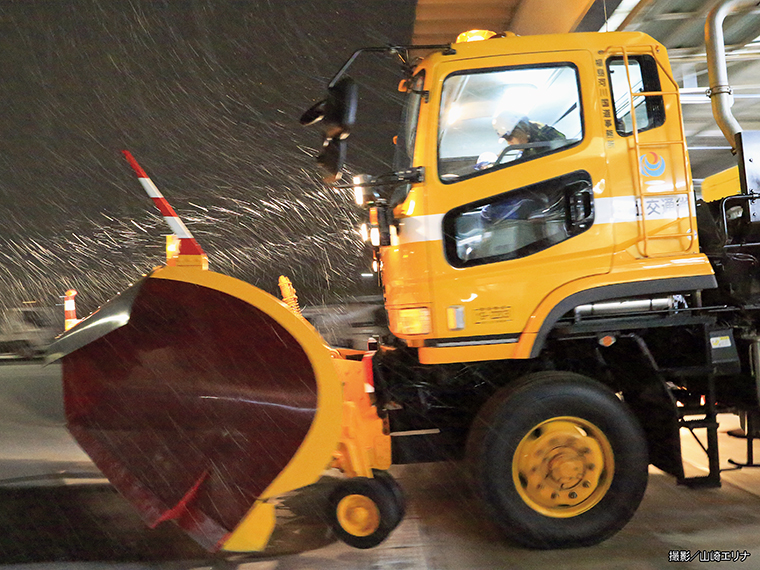 この日は大雪警報。夕方6時、除雪ステーションで待機していた作業員たちに除雪車出動命令が下され、一気に緊張感に包まれる。視界の悪い中出動した除雪車は、特に大雪の日は降っては積もる雪を何度も搔きながら朝を迎える