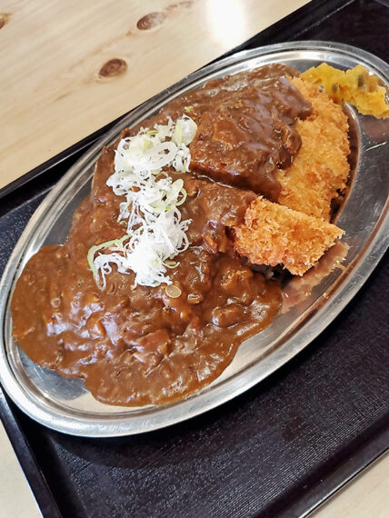 銀皿にネギのせ。「昔ながらのカツカレー」(1,000円)も大人気