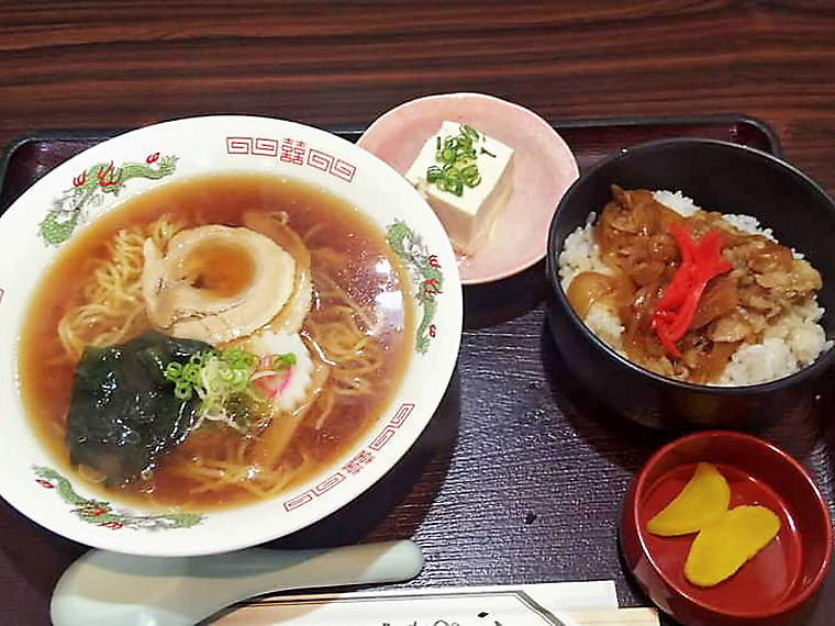 日替わりの丼が付く「ラーメンランチ」（850円／部員提供） 。ラーメン・そば・うどんのいずれかに、ミニカツ丼または半カレーが付くお得なセット（950円）もあり