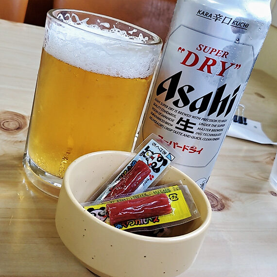 ジョッキがうれしい、ビールはお通しつきで600円。次回はワインと餃子にしよう