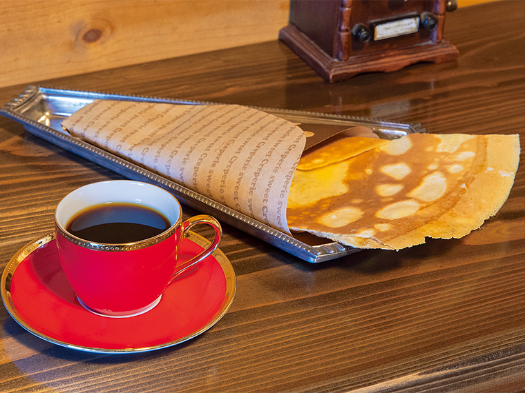 中島村「水野谷鶏卵店」の黒鶏の卵を使った、パリパリの新食感クレープ。優しい甘みを、コーヒーの深いコクと香りが包み込む