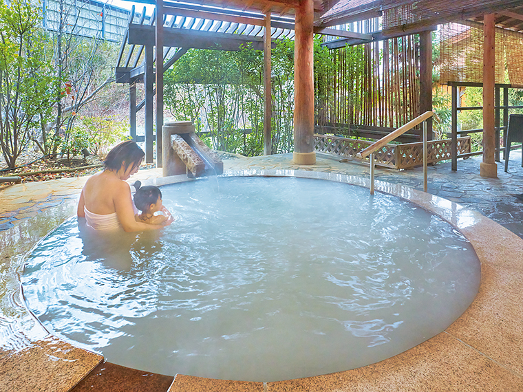 肌にやさしい単純温泉が満ちる。女性露天風呂は、微細気泡が柔らかな「絹の湯」（写真）の他、深さ1.5ｍの「立ち見の湯」、寝湯の3種類