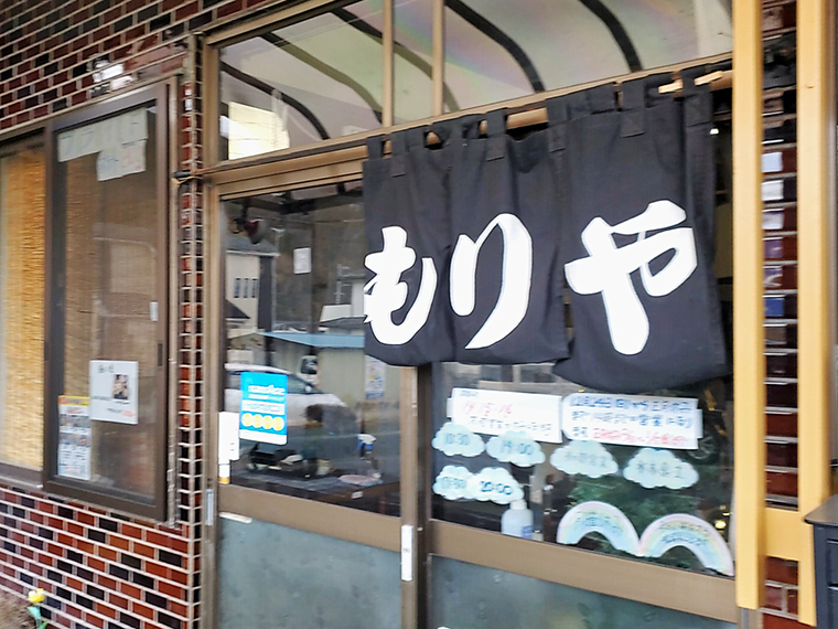 風に揺れる濃紺の暖簾をめがけて闘牛の如く入店