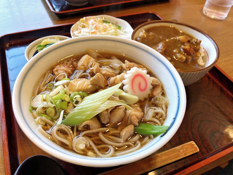 「鳥なんばんそば」（750円）＆「ミニカレー丼」（セットで260円）のセットも具だくさんで魅力的（部員提供）