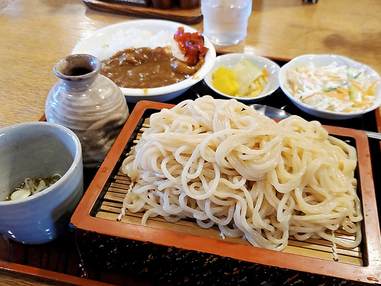 ラー油のアクセントがクセになる「中華もり&ミニカレーライス」(850円)