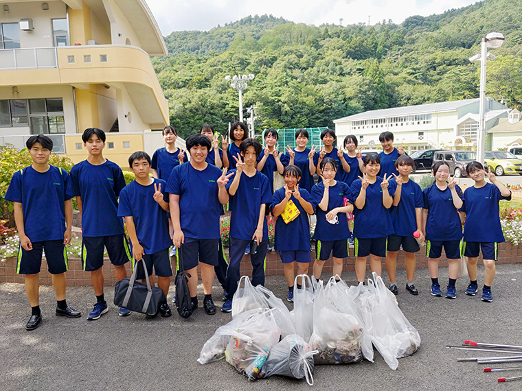 信夫山でのゴミ拾い後の集合写真。拾いにくいゴミが多く、思ったよりも回収量は少なめでした