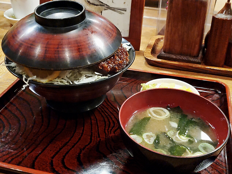 食欲も蓋の中も抑えきれない!ソースカツ丼はロースが1,000円