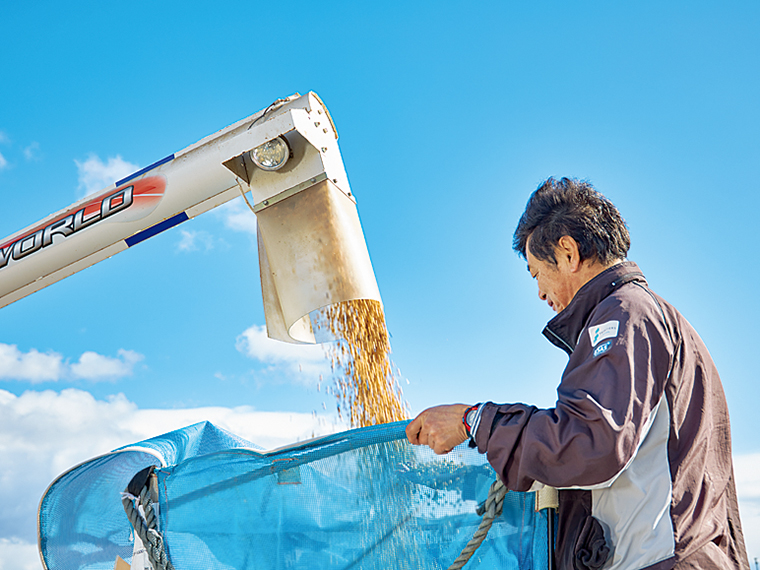 大豆の栽培面積は東京ドーム13個分。6人のメンバーが力を合わせて効率的な農業を進めている