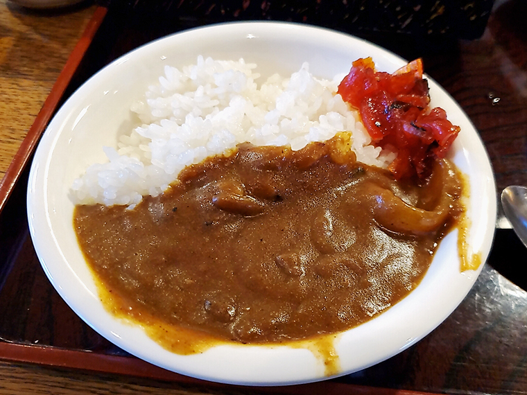 豚肉とタマネギが旨い「ミニカレーライス」（セットで260円）