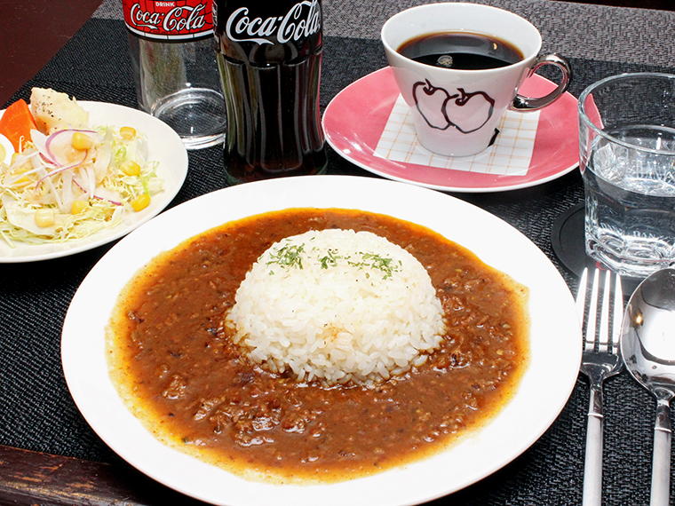 各種ランチセットは、メイン料理・サラダ・コーヒー付きですべて1,100円。写真のAセットはスパイシーな大人味のカレーライスがメイン。今ならウェルカムドリンク付き※2024年3月30日(土)まで