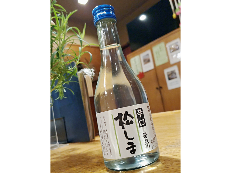 オリジナルの日本酒「松しま」（800円）は14度の辛口。単品の天ぷらやもつ煮に合わせたい