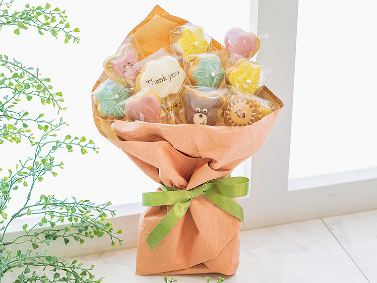 かわいいクマ、おひさま、花、ハート、メッセージなど、チョコレートで描いた手作りクッキーを花束に。おいしさも見た目も喜ばれること間違いなし!