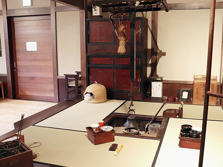 只見町の昔の暮らしを再現したいろりの間。猫ちぐらからは猫のぬいぐるみがチラリ