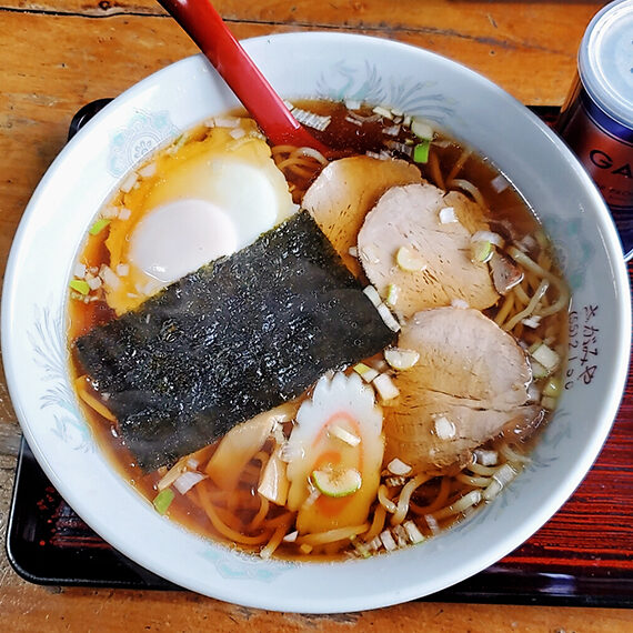 目玉焼きと海苔が印象的な政宗ラーメン