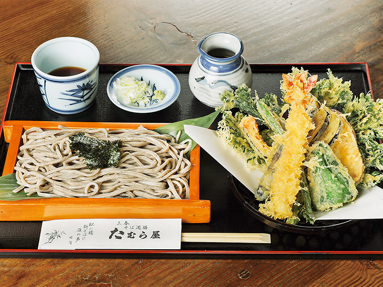 「天ざるそば」（1,400円）。板盛りで提供されるそばに大きなエビと野菜5品の天ぷらを合わせた人気メニュー