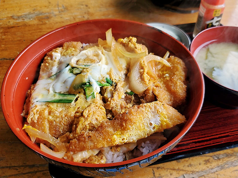 ニラとラーメンスープの風味に黒胡椒のアクセント。名物の「カツ丼」は800円